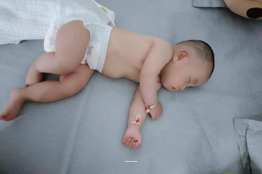 谷城两个月宝宝肚子胀气
